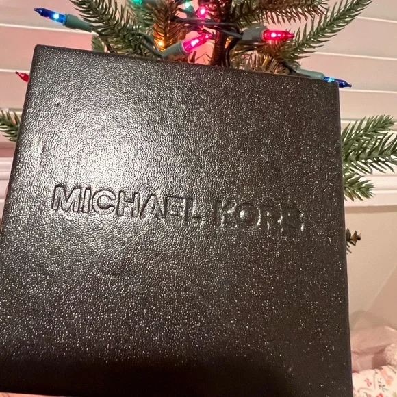 Micheal Kors Crystal Watch display picture 2
